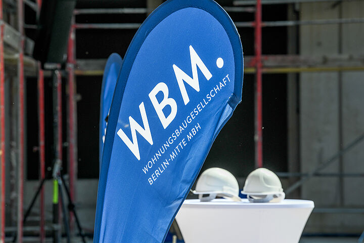 WBM Fahne und Bauhelme